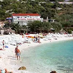 Double Hvar 8785a Affittacamere 3*